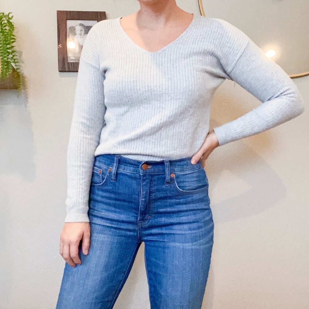 Wilfred Aritzia Grey Knit Sweater
